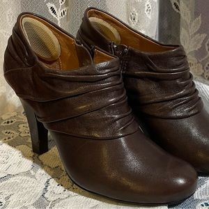 Gently Used Ruched Leather Zip Booties
Sofft
Size 5